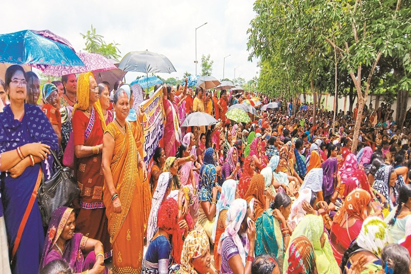 CG News: 50 प्रतिशत मानदेय बढ़ाने तेज धूप व बारिश में डटी रहीं मितानिनें, मांग पूरी नहीं हुई तो करेंगे चक्काजाम