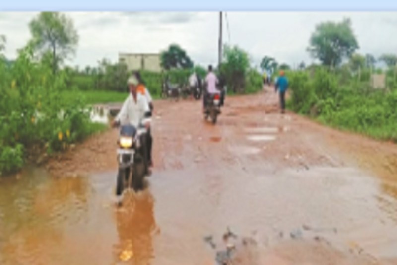 CG News: शराब दुकान जाने के रास्ते में 4 फीट गहरे गड्ढे़, फिसलते-गिरते पहुंच रहे लोग