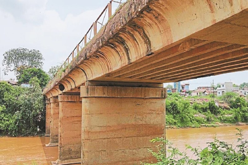 CG News: कभी भी गिर सकता है हाफ नदी में बना ब्रिज, प्लास्टर भी गिर रहे, विभाग मरमत करने गंभीर नहीं,