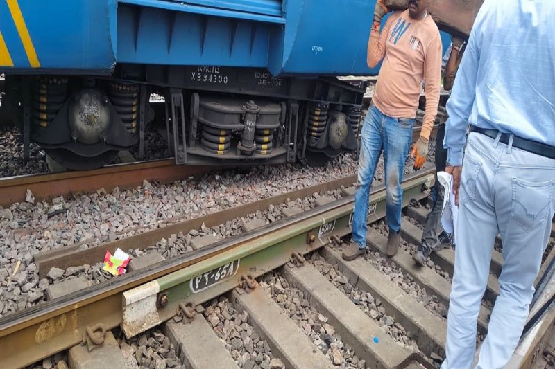 Raipur News: उरकुरा में मालगाड़ी के दो पहिए पटरी से उतरे, आधा दर्जन से अधिक ट्रेनें प्रभावित