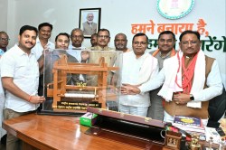 CG News: मुख्यमंत्री विष्णु देव साय से बुनकर समाज के प्रतिनिधिमंडल ने की सौजन्य
भेंट, करघा भेंटकर किया अभिनंदन - image