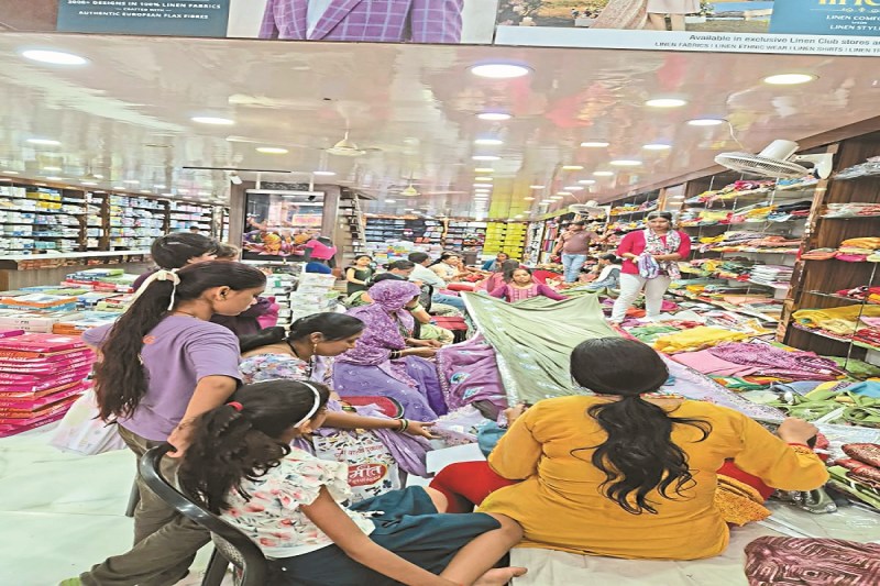 CG News: त्यौहारी बाजार चमका,यूजिकल और कार्टून राखियों की बढ़ी डिमांड, बसों-टैक्सियों में भी भीड़ बढ़ी