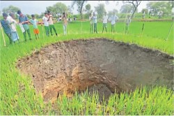 CG News: खेत में अचानक हुआ 25 फीट गहरा गड्ढा, देखनेलगी लोगों की भीड़ - image