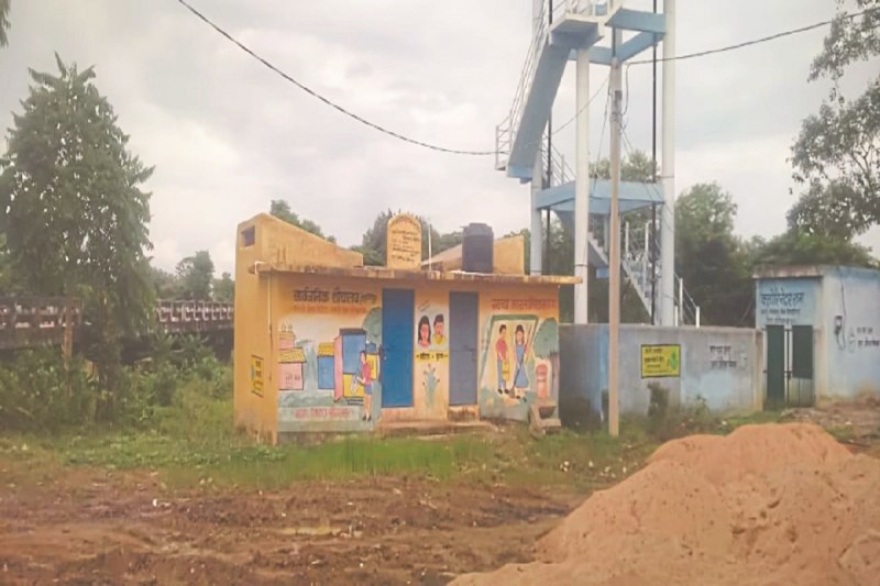 CG News: शौचालय बन गया शोपीस, उपयोग से पहले ही लटक रहा ताला, बढी परेशानी