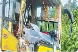 Bus Accident: रायपुर जा रही बस ट्रक से टकराई, 10 फीट गहरे गड्ढे में उतरी,
बाल-बाल बचे यात्री - image