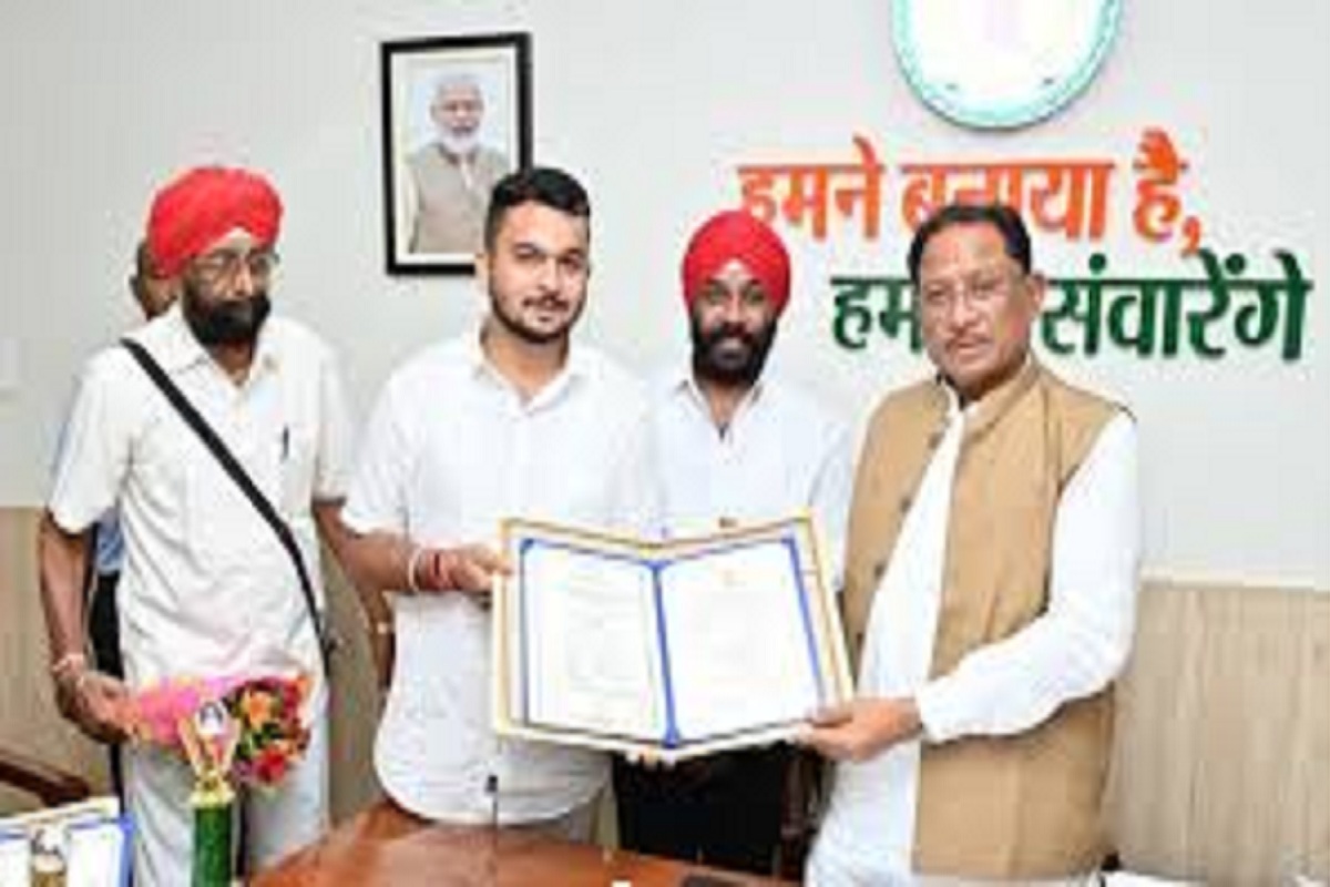 CG News: राष्ट्रपति सम्मान से सम्मानित देवाशीष और मनतृप्त कौर, मुख्यमंत्री विष्णु देव साय से की सौजन्य मुलाकात