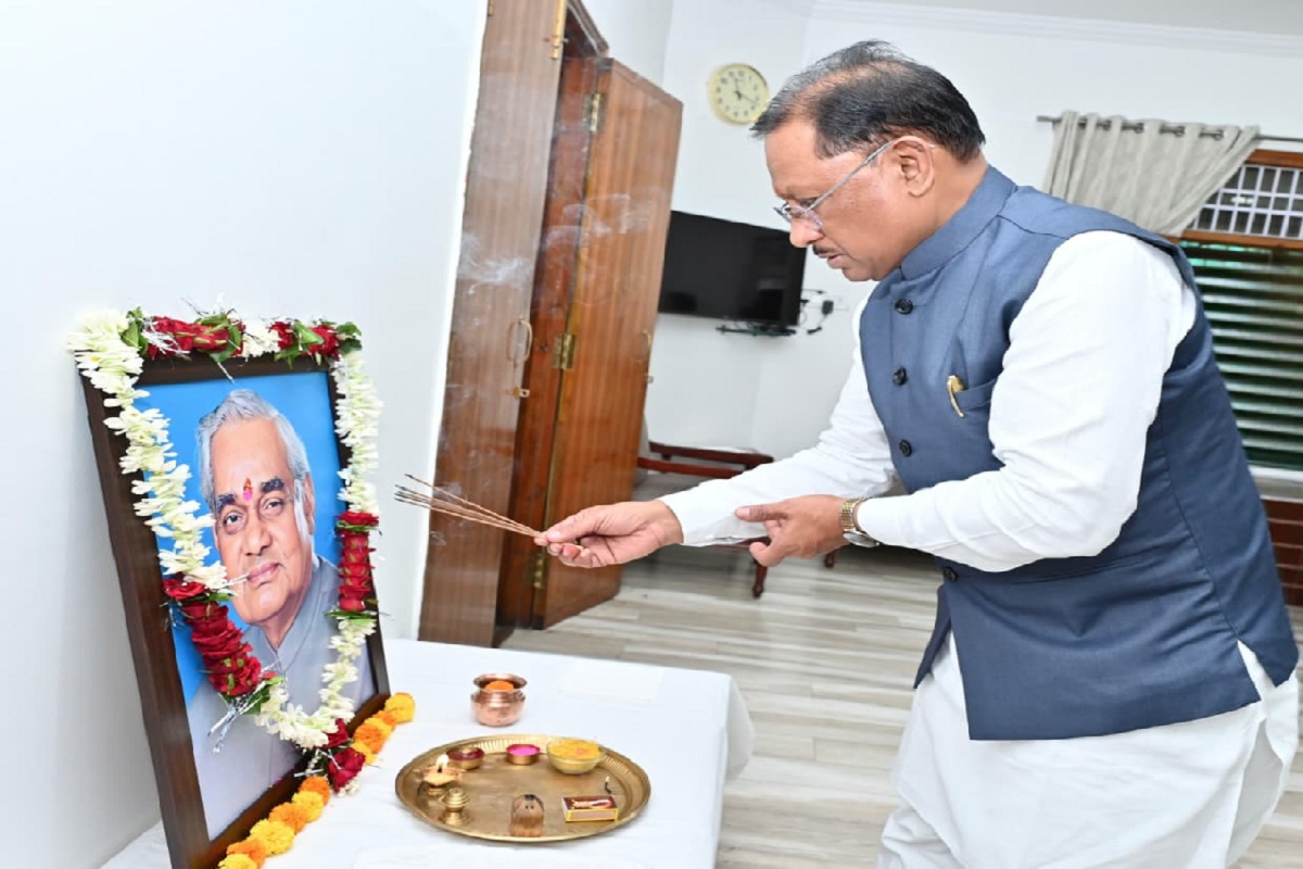 CG News: मुख्यमंत्री साय ने अटल बिहारी वाजपेयी की पुण्यतिथि पर उन्हें किया नमन , छत्तीसगढ़ राज्य निर्माता के रूप में सदैव रहेंगे स्मरणीय