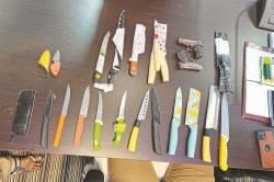 CG Crime: ऑनलाइन ऑर्डर कर मंगाए थे चाकू, पुलिस ने अभियान चलाकर किया जब्त - image