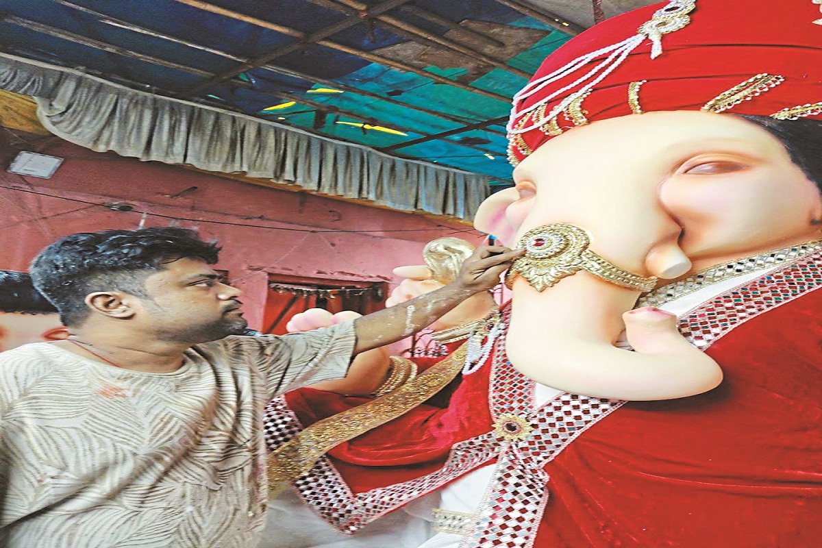 Ganesh Utsav 2025: रायपुर के मूर्तिकार राकेश पुजारी राष्ट्रपति पुरस्कार से हो चुके है सम्मानित, तकनीक के साथ तालमेल बैठाया