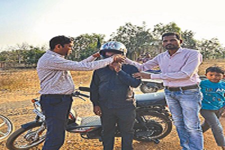 CG News: डोंगरगांव का ‘हेलमेट संगवारी’ बना सड़क सुरक्षा का प्रतीक, अब तक बांट चुके 3500 हेलमेट
