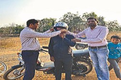 CG News: डोंगरगांव का हेलमेट संगवारी बना सड़क सुरक्षा का प्रतीक, अब तक बांट चुके
3500 हेलमेट - image