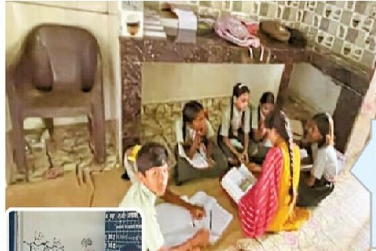 CG News: इंदिरा आवास में खोला स्कूल, किचन में पढ़ाई, गर्ल्स-बॉयज के लिए एक टॉयलेट