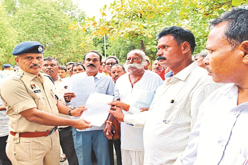 CG News: कांग्रेसियों पर माहौल खराब कर धार्मिक भावना भड़काने का आरोप, एफआईआर की मांग