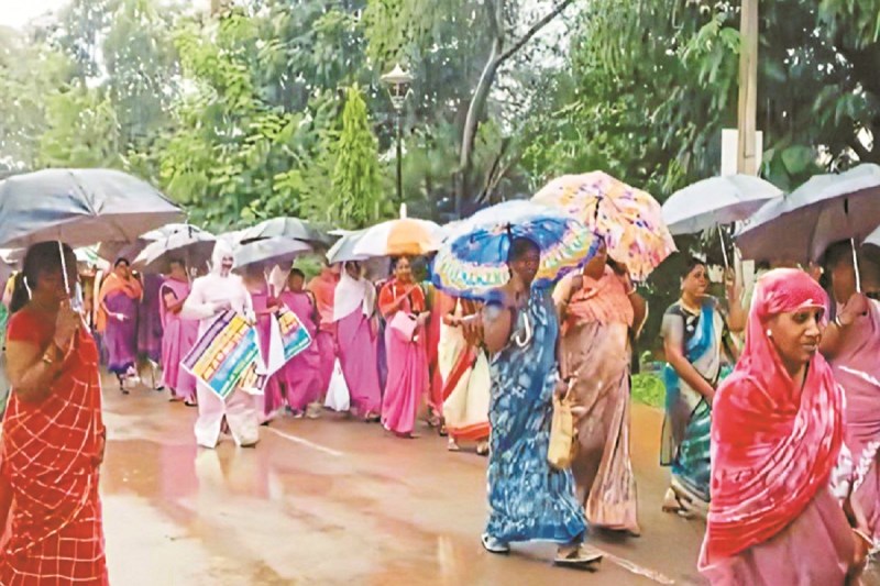 CG News: बरसते पानी में छतरी लेकर मितानिनों ने निकाली रैली, 4 सूत्रीय मांगों को लेकर किया प्रदर्शन