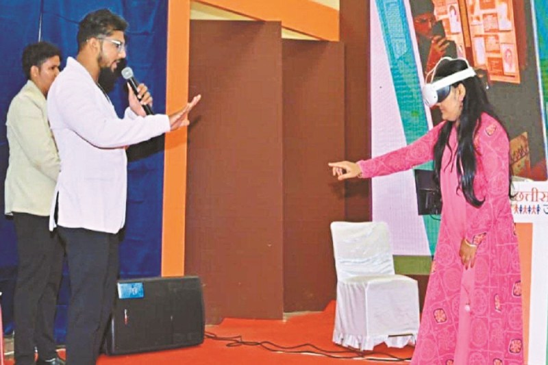 CG News: युवाओं ने बनाया पहला छत्तीसगढ़ी वर्चुअल क्विज शो, कोडिंग से किया तैयार हेडसेट पहनकर खेलेंगे बच्चे