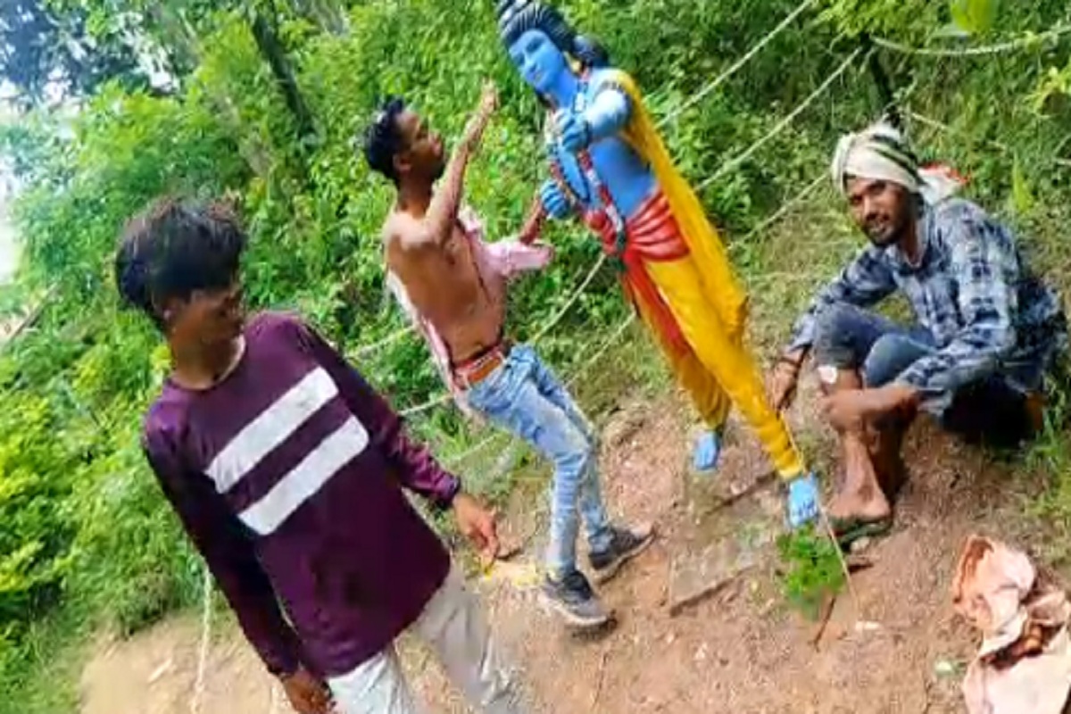 CG News: भगवान राम और हनुमान की मूर्तियों पर बरसाए थप्पड़, देखें वायरल वीडियो