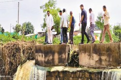 CG News: जान जोखिम में डाल स्कूल पहुंच रहे बच्चे, विधायक ने कहा कलेक्टर को
बताएंगे - image