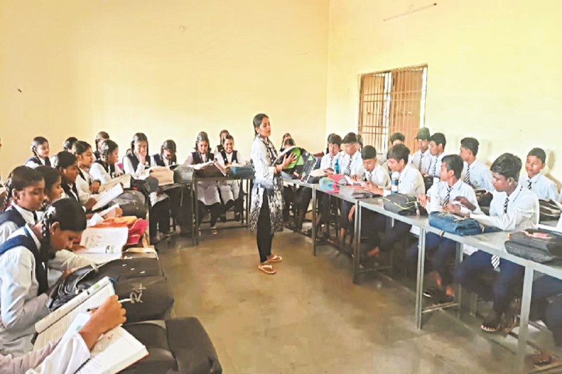 CG News: शासकीय स्कूलों में नई पहल, यू-आकार में बैठ कर पढ़ेंगे बच्चे, अब बैक बेंचर नहीं कहलाएंगे स्टूडेंट