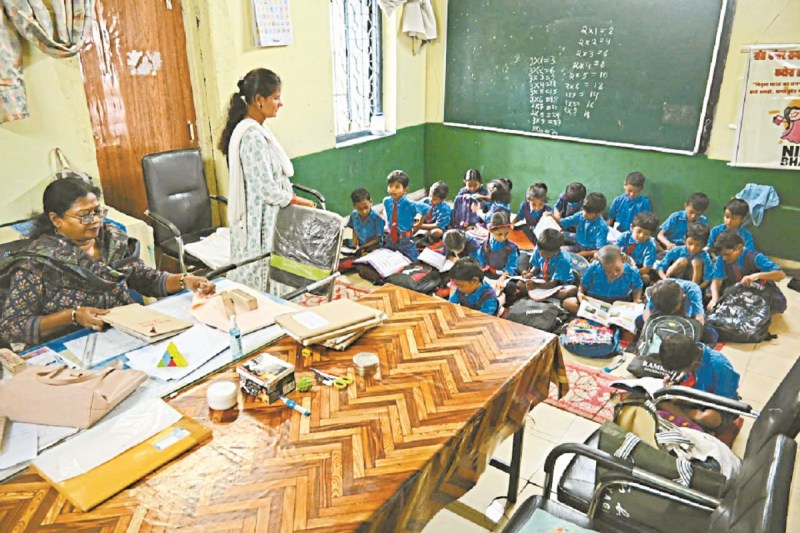 CG News: एक क्लास रूम में दो कक्षाएं और हेड मास्टर का ऑफिस भी, 60 साल पुराना सरकारी स्कूल में सुविधाएं शून्य