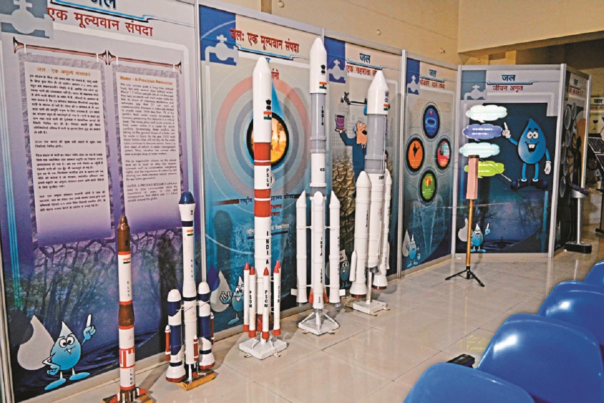 NationalSpaceday: रायपुर में इसरो का स्पेस एग्जीबिशन, विद्यार्थियों ने जाना अंतरिक्ष का रोमांच, चंद्रयान से लॉन्च-पैड तक के होंगे मॉडल