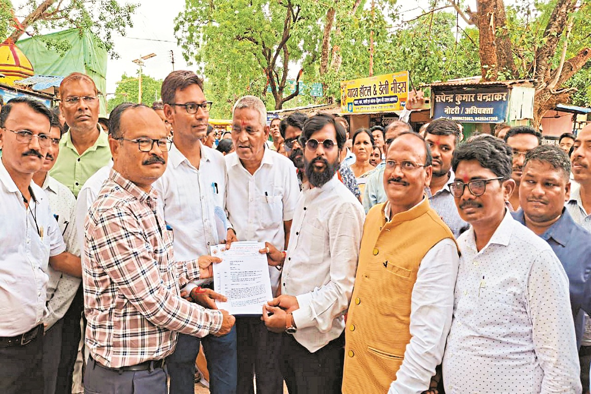 CG Strike: केंद्र के समान महंगाई और गृह भत्ता को लेकर कर्मियों की हड़ताल, कार्यालयों में काम ठप, बस स्टैंड में दिया धरना