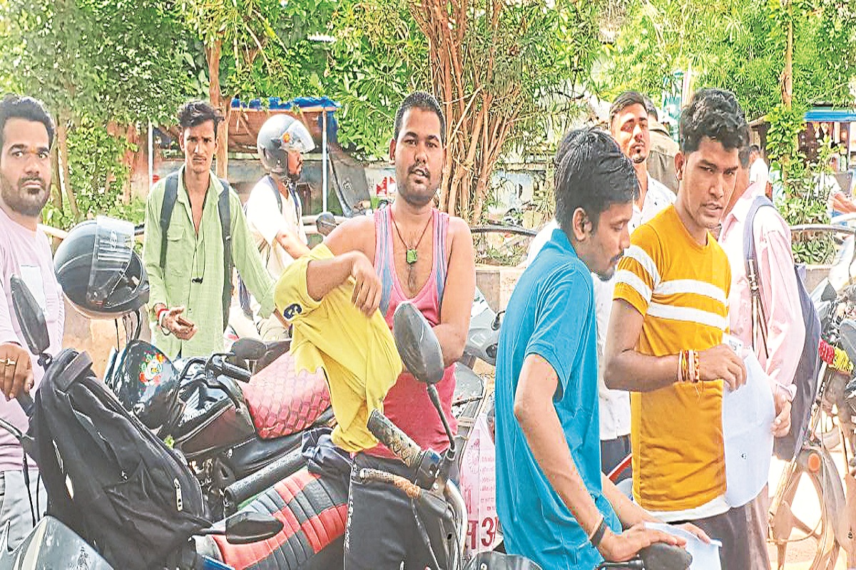 CG Vyapam: व्यापमं के कड़े नियमों ने किया परेशान, बनियान पहनकर दिलाई परीक्षा,
फुल आस्तिन काटने के बाद बैठने का मिला मौका