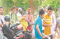 CG Vyapam: व्यापमं के कड़े नियमों ने किया परेशान, बनियान पहनकर दिलाई परीक्षा,
फुल आस्तिन काटने के बाद बैठने का मिला मौका - image