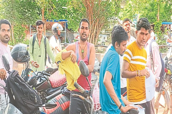CG Vyapam:व्यापमं के कड़े नियमों ने किया परेशान, बनियान पहनकर दिलाई परीक्षा, फुल आस्तिन काटने के बाद बैठने का मिला मौका