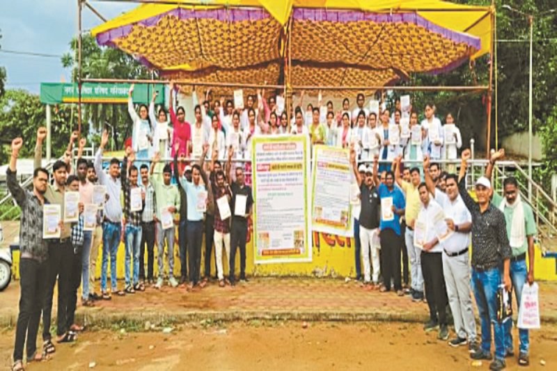 CG News: मोदी की गारंटी खोजने आज रायपुर कूच करेंगे एनएचएम संविदा कर्मचारी, 10 सूत्री मांगों पर 11वें दिन भी जारी रहा आंदोलन