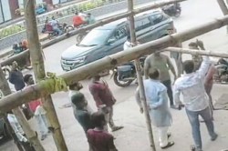 कांग्रेस पार्षद की गुंडागर्दी! सरेराह मीडियाकर्मी को पीटा, थप्पड़ मारकर छीन लिया
मोबाइल, मचा बवाल - image