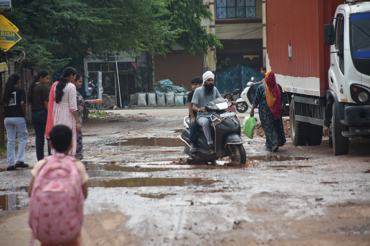 कॉलोनी के हालात रोज बिगड़ रहे हैं
