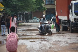 वादे खोखले: पॉश कॉलोनी समस्याओं का पिटारा अंधेरी गलियां, टूटी सडक़ें - image