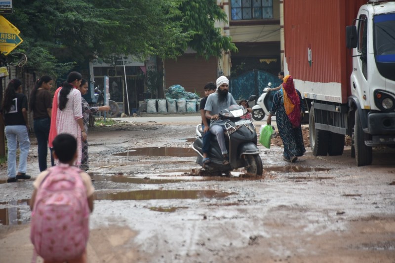 कॉलोनी के हालात रोज बिगड़ रहे हैं