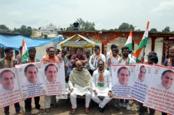 कांग्रेसियों ने मुंडन कराकर जताया शहर कांग्रेस अध्यक्ष का विरोध, बोले हमें मंजूर
नहीं - image