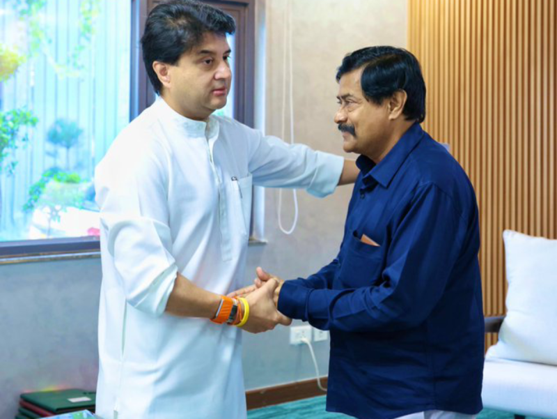 Former MP minister Deepak Joshi met Jyotiraditya Scindia in Delhi