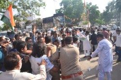 धर्मांतरण और मानव तस्करी..ननों की गिरफ्तारी के विरोध में सड़क पर उतरी कांग्रेस - image