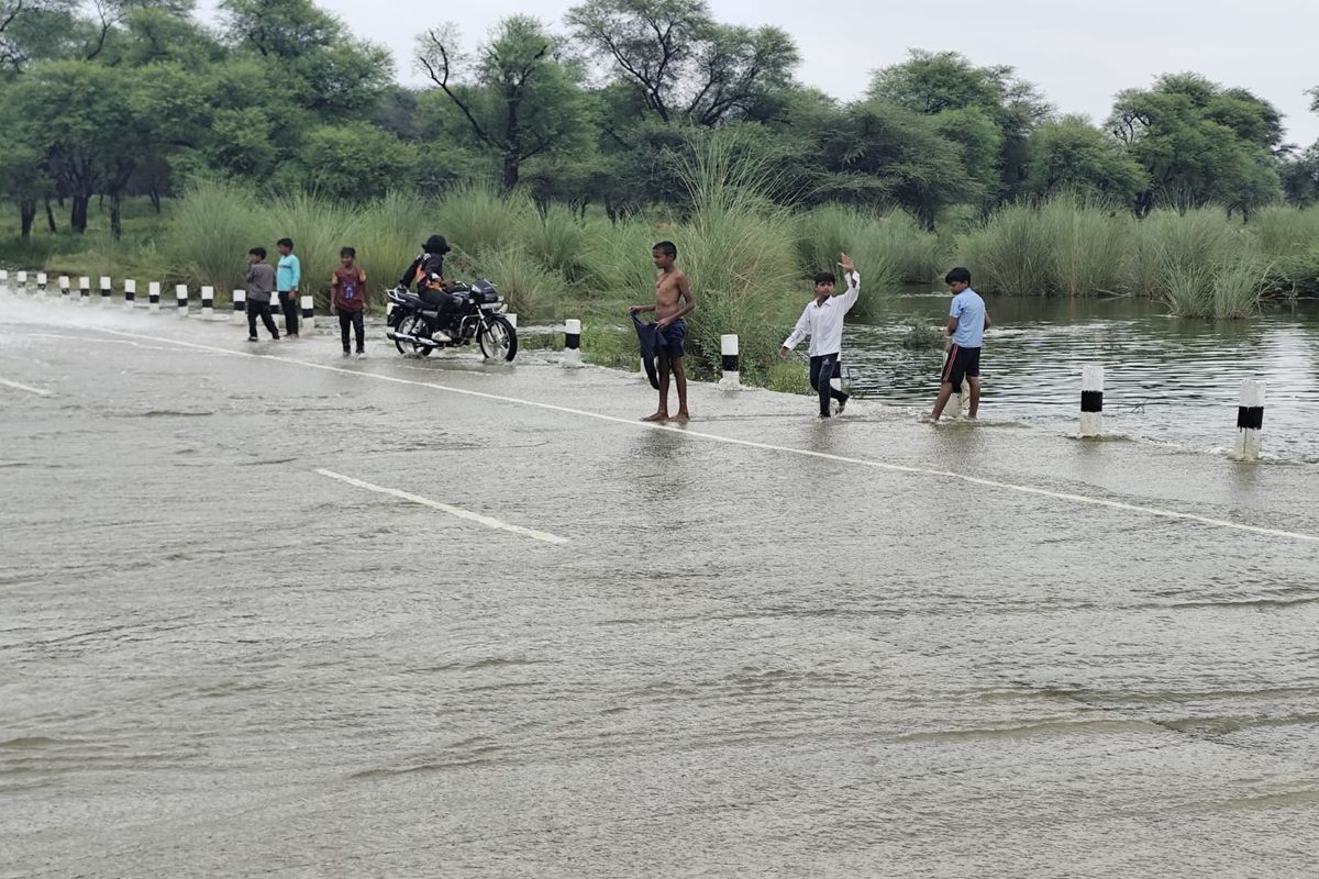 ढूंढ नदी की रपट पर जीवन संकट में डाल मछलियां पकड़ रहे हैं बालक- किशोर , हो सकता है हादसा