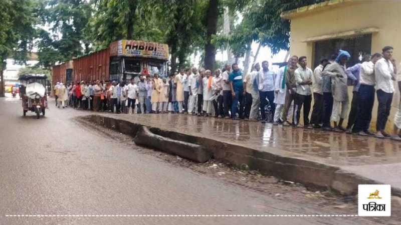 farmers queue in rain for fertilizer shortage iffco center sambhal