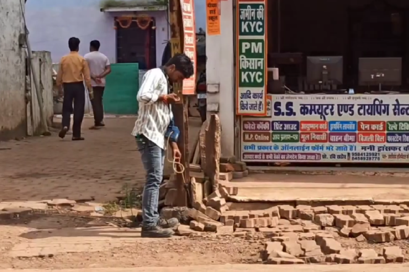 Think Gas Pipeline leak fatehpur area created fear among people shivpuri mp news