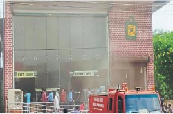 CG News: शुभम के मार्ट में लगी आग, धुआं उठता देख लोगों में मचा हड़कंप, फायर
ब्रिगेड ने किया काबू - image