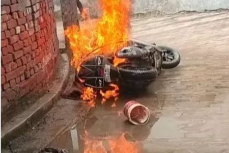 चलती स्कूटी में अचानक धमाका