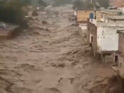 मूसलाधार बारिश और अचानक आई बाढ़ से पाकिस्तान में मरने वालों की संख्या हो सकती है
1,000 पार - image