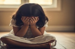 खेतों में गई 14 साल की लड़की को खींच कर ले गए दरिंदे! गैंगरेप के बाद दी जान से
मारने की धमकी - image