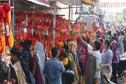 इस बार 1500 करोड़ के कारोबार की उम्मीद.. सोना-चांदी की बढ़ी डिमांड, बाजार हुआ
गुलजार - image