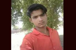 टूटी हुई चूड़ियों के बीच कमरे में मिली युवक की डेड बॉडी - image