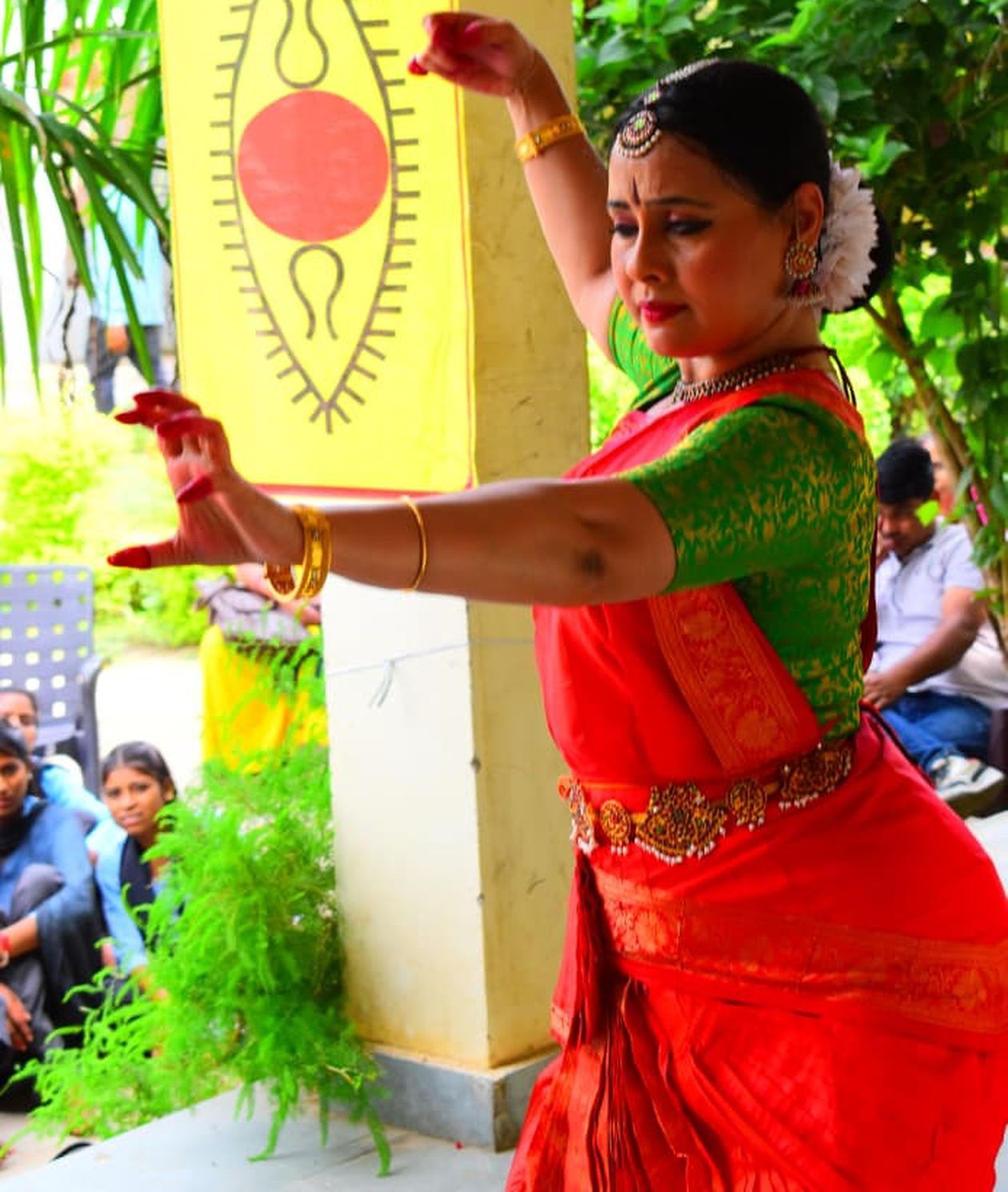 नृत्यांगना देबास्मिता ठाकुर ने भरतनाट्यम से दी महिषासुर मर्दिनी देवी के रौद्र रूप की प्रस्तुति