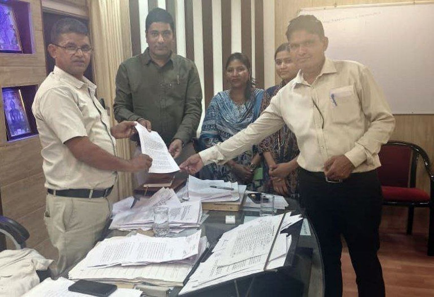 लालसोट प्रकरण:तहसीलदारों ने किया कार्य बहिष्कार, अटके राजस्व कार्य , सौंपा मुख्य सचिव के नाम ज्ञापन