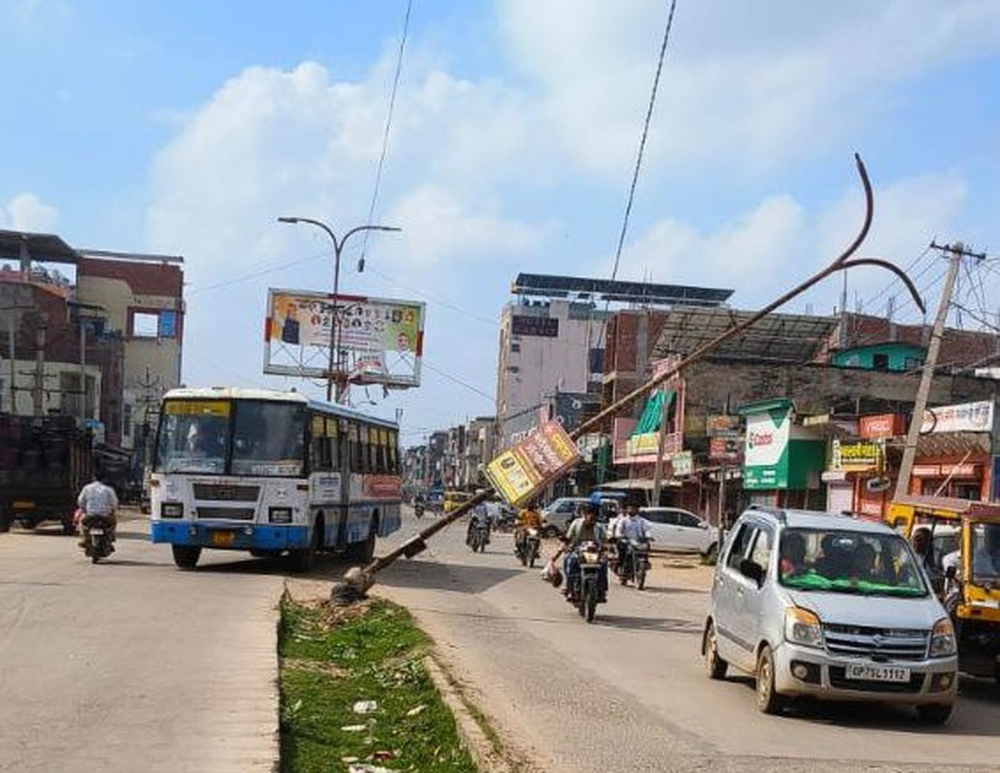 शहर में अनदेखी का बैरियर…क्षतिग्रस्त रोड लाइट पोल सडक़ पर झुका