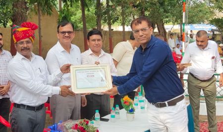 लक्ष्य से 170 प्रतिशत अधिक वसूली करने पर डीप्टी कलक्टर मनोज कुमार अरोड़ा का सम्मान