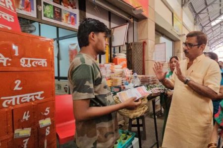 दुकानदारों को मिली बांस की टोकरी